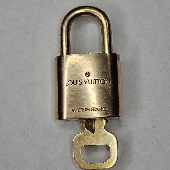 LOUIS VUITTON 322 LOCK AND KEY🔐 - Picture 5 of 6